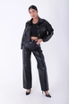 Una modelo de ropa al por mayor lleva xlo10163-wide-leg-high-waist-comfortable-jean-black,  turco al por mayor de 