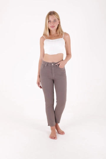 Een kledingmodel uit de groothandel draagt  Mom fit jeans met hoge taille en kwastjesafwerking - grijs
, Turkse groothandel Jeans van XLove