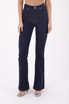 Bir model, XLove toptan giyim markasının xlo10166-high-waist-and-wide-leg-skinny-jean-navy-blue toptan Kot Pantolon ürününü sergiliyor.