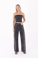 Bir model,  toptan giyim markasının xlo10201-wide-leg-high-waist-relax-jeans-black toptan  ürününü sergiliyor.