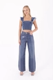Bir model,  toptan giyim markasının xlo10202-wide-leg-high-waist-relax-jeans-dark-blue toptan  ürününü sergiliyor.