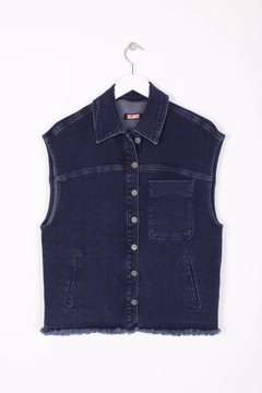 Een kledingmodel uit de groothandel draagt xlo10220-buttoned-front-tasseled-denim-vest-dark-blue, Turkse groothandel Vest van XLove