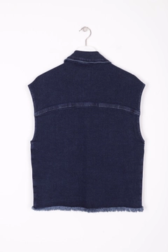 Ένα μοντέλο χονδρικής πώλησης ρούχων φοράει xlo10220-buttoned-front-tasseled-denim-vest-dark-blue, τούρκικο Αμάνικο μπλουζάκι χονδρικής πώλησης από XLove