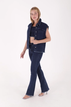 Ένα μοντέλο χονδρικής πώλησης ρούχων φοράει xlo10220-buttoned-front-tasseled-denim-vest-dark-blue, τούρκικο Αμάνικο μπλουζάκι χονδρικής πώλησης από XLove