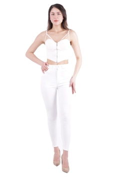 Bir model, XLove toptan giyim markasının 37473 - Jeans - White toptan Kot Pantolon ürününü sergiliyor.