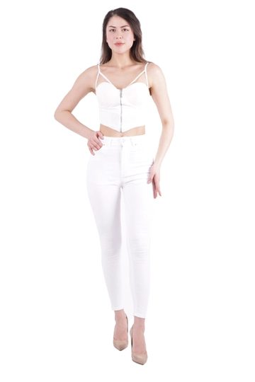 Bir model, XLove toptan giyim markasının  Kot Pantolon - Beyaz
 toptan Kot Pantolon ürününü sergiliyor.