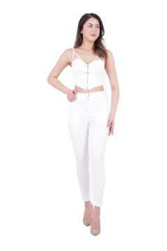 Bir model, XLove toptan giyim markasının 37473 - Jeans - White toptan Kot Pantolon ürününü sergiliyor.