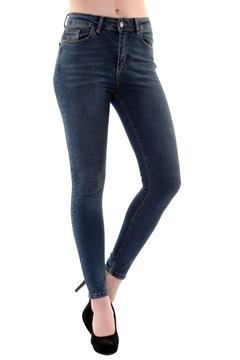 Una modella di abbigliamento all'ingrosso indossa 37466 - Jeans - Dark Blue, vendita all'ingrosso turca di Jeans di XLove