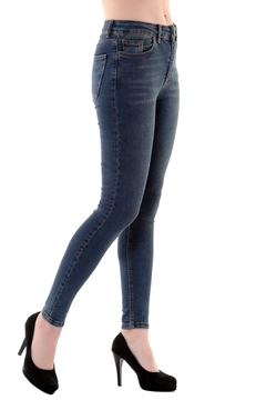 Bir model, XLove toptan giyim markasının 37466 - Jeans - Dark Blue toptan Kot Pantolon ürününü sergiliyor.