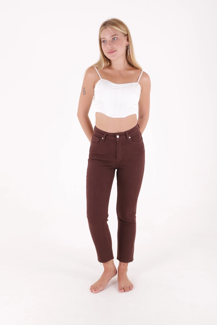 Una modella di abbigliamento all'ingrosso indossa 40953 - Jeans - Brown, vendita all'ingrosso turca di Jeans di XLove
