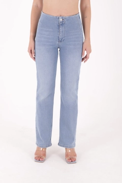 Bir model, XLove toptan giyim markasının 40270 - Jeans - Light Blue toptan Kot Pantolon ürününü sergiliyor.