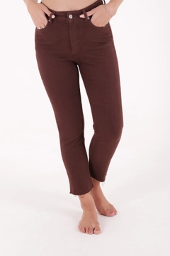 Bir model, XLove toptan giyim markasının 40953 - Jeans - Brown toptan Kot Pantolon ürününü sergiliyor.