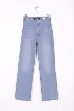 Bir model, XLove toptan giyim markasının 40270 - Jeans - Light Blue toptan Kot Pantolon ürününü sergiliyor.