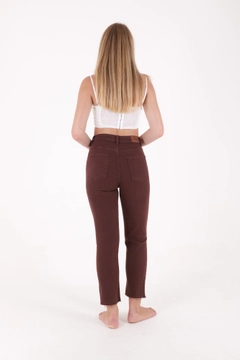 Bir model, XLove toptan giyim markasının 40953 - Jeans - Brown toptan Kot Pantolon ürününü sergiliyor.