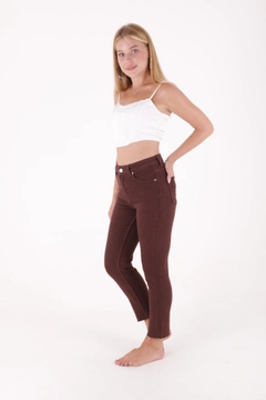 Una modella di abbigliamento all'ingrosso indossa 40953 - Jeans - Brown, vendita all'ingrosso turca di Jeans di XLove