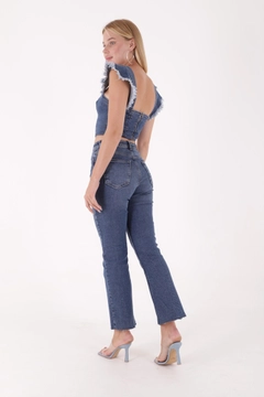 Bir model, XLove toptan giyim markasının XLO10001 - Jeans - Dark Blue toptan Kot Pantolon ürününü sergiliyor.