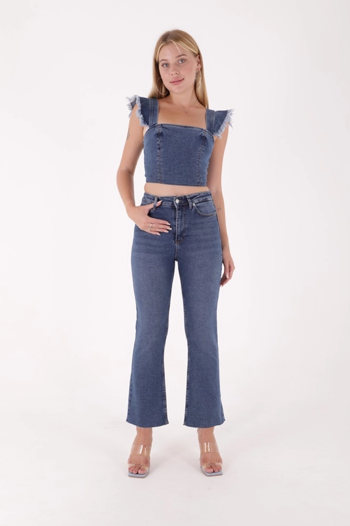 Bir model, XLove toptan giyim markasının XLO10001 - Jeans - Dark Blue toptan Kot Pantolon ürününü sergiliyor.