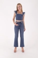 Bir model,  toptan giyim markasının xlo10001-jeans-dark-blue toptan  ürününü sergiliyor.