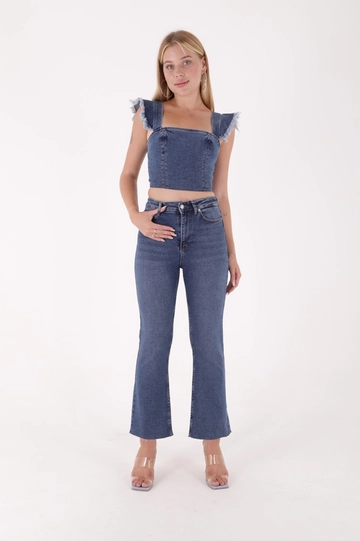 Bir model, XLove toptan giyim markasının  Kot Pantolon - Koyu Mavi
 toptan Kot Pantolon ürününü sergiliyor.