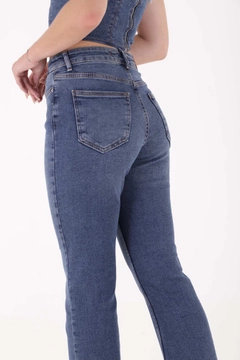 Een kledingmodel uit de groothandel draagt XLO10001 - Jeans - Dark Blue, Turkse groothandel Jeans van XLove