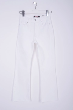 Een kledingmodel uit de groothandel draagt xlo10145-jeans-white, Turkse groothandel Jeans van XLove
