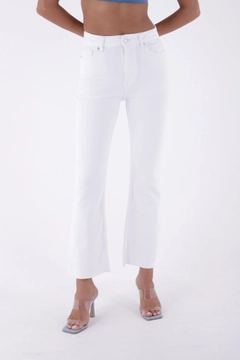 Bir model, XLove toptan giyim markasının xlo10145-jeans-white toptan Kot Pantolon ürününü sergiliyor.