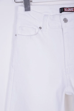 Bir model, XLove toptan giyim markasının xlo10145-jeans-white toptan Kot Pantolon ürününü sergiliyor.