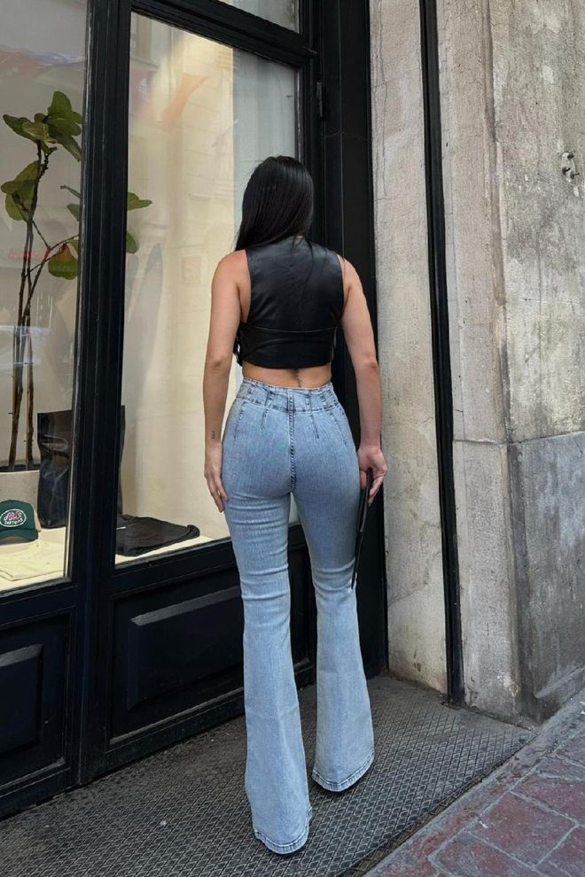 XLove Vaqueros Mom Azul Con Pierna Acampanada Y Cintura Alta Blue Mom Jeans With Flare Leg And High Waist Ropa al por mayor Primavera