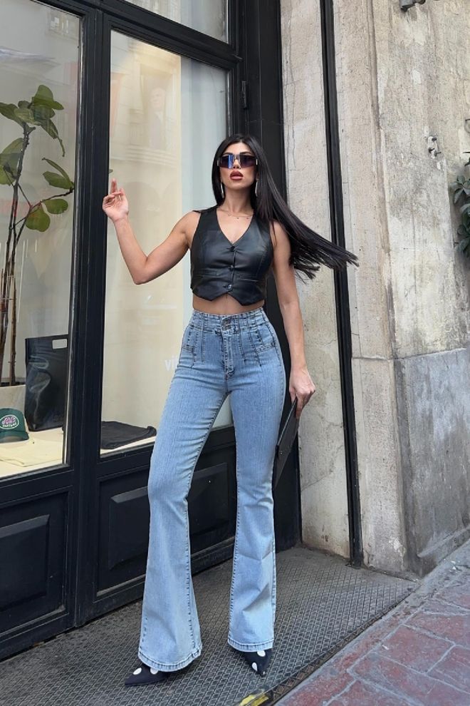 XLove Vaqueros Mom Azul Con Pierna Acampanada Y Cintura Alta Blue Mom Jeans With Flare Leg And High Waist Ropa al por mayor 1