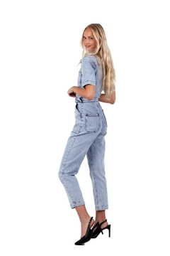 Ένα μοντέλο χονδρικής πώλησης ρούχων φοράει 37370 - Denim Jumpsuit - Light Blue, τούρκικο Ολόσωμη φόρμα χονδρικής πώλησης από XLove