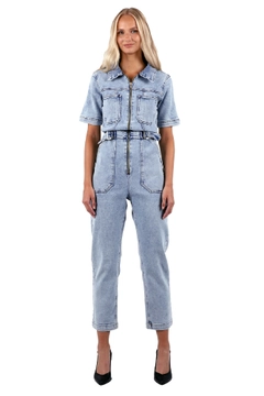 Ένα μοντέλο χονδρικής πώλησης ρούχων φοράει 37370 - Denim Jumpsuit - Light Blue, τούρκικο Ολόσωμη φόρμα χονδρικής πώλησης από XLove