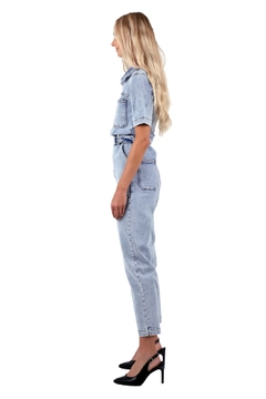 A wholesale clothing model wears 37370 - Denim Jumpsuit - Light Blue, Turkish wholesale Jumpsuit of XLove