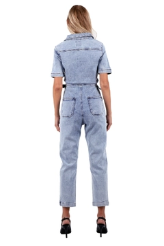 Bir model, XLove toptan giyim markasının 37370 - Denim Jumpsuit - Light Blue toptan Tulum ürününü sergiliyor.