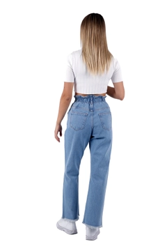 Ein Bekleidungsmodell aus dem Großhandel trägt 37449 - Jeans - Light Blue, türkischer Großhandel Jeans von XLove