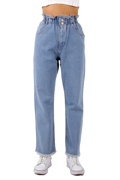 Una modella di abbigliamento all'ingrosso indossa 37449 - Jeans - Light Blue, vendita all'ingrosso turca di Jeans di XLove