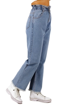 Bir model, XLove toptan giyim markasının 37449 - Jeans - Light Blue toptan Kot Pantolon ürününü sergiliyor.