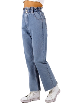 Bir model, XLove toptan giyim markasının 37449 - Jeans - Light Blue toptan Kot Pantolon ürününü sergiliyor.