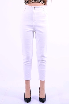 Una modella di abbigliamento all'ingrosso indossa 37442 - Jeans - White, vendita all'ingrosso turca di Jeans di XLove