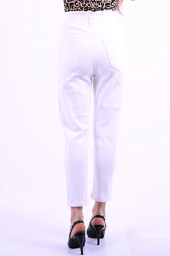 Bir model, XLove toptan giyim markasının 37442 - Jeans - White toptan Kot Pantolon ürününü sergiliyor.