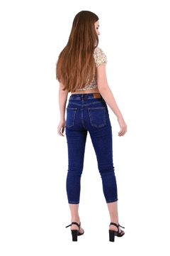 Ein Bekleidungsmodell aus dem Großhandel trägt 37458 - Jeans - Navy Blue, türkischer Großhandel Jeans von XLove