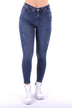 Bir model, XLove toptan giyim markasının 37479 - Jeans - Navy Blue toptan Kot Pantolon ürününü sergiliyor.