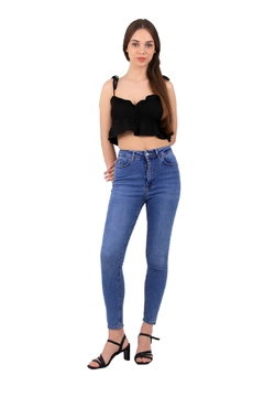 Bir model, XLove toptan giyim markasının 37470 - Jeans - Light Blue toptan Kot Pantolon ürününü sergiliyor.