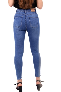 Модель оптовой продажи одежды носит 37470 - Jeans - Light Blue, турецкий оптовый товар Джинсы от XLove.