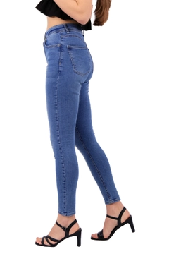 Una modella di abbigliamento all'ingrosso indossa 37470 - Jeans - Light Blue, vendita all'ingrosso turca di Jeans di XLove