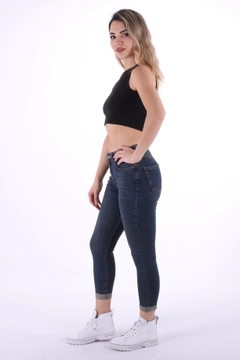 Bir model, XLove toptan giyim markasının 37486 - Jeans - Dark Blue toptan Kot Pantolon ürününü sergiliyor.