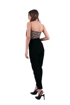 Ein Bekleidungsmodell aus dem Großhandel trägt 37510 - Jeans - Black, türkischer Großhandel Jeans von XLove