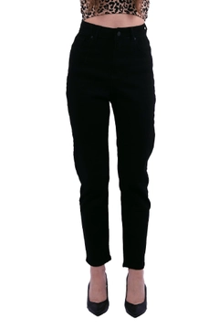 Bir model, XLove toptan giyim markasının 37510 - Jeans - Black toptan Kot Pantolon ürününü sergiliyor.