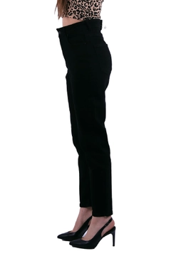 Bir model, XLove toptan giyim markasının 37510 - Jeans - Black toptan Kot Pantolon ürününü sergiliyor.
