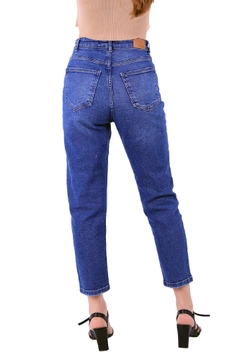 Bir model, XLove toptan giyim markasının 37511 - Jeans - Navy Blue toptan Kot Pantolon ürününü sergiliyor.