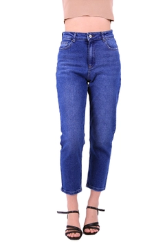 Bir model, XLove toptan giyim markasının 37511 - Jeans - Navy Blue toptan Kot Pantolon ürününü sergiliyor.